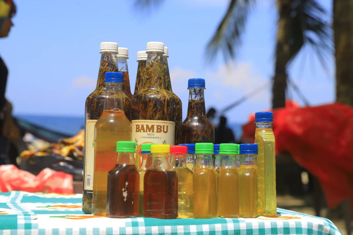 Licores ancestrales como el Guifiti también adornan y le ponen el sabor al ambiente de playa en Tela.