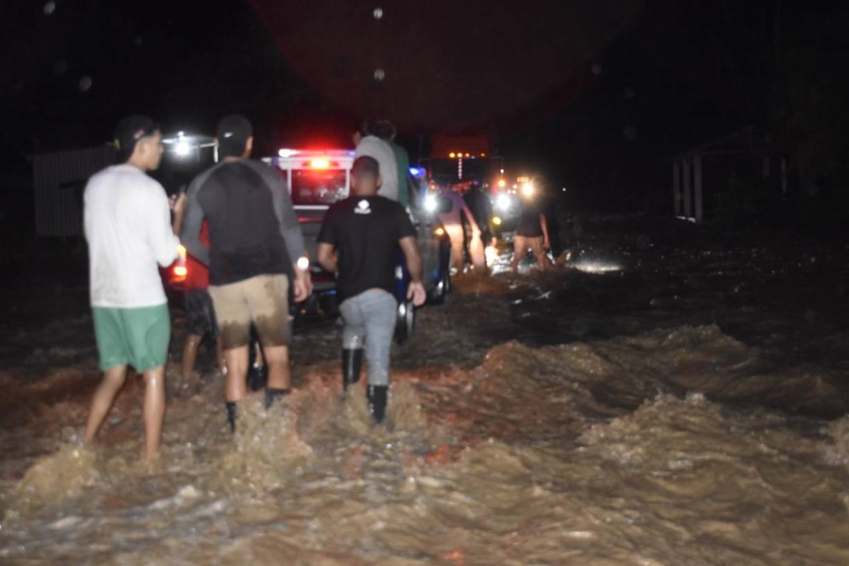 El río Monga se encuentra azolvado hace más de una década por dinamitas en los cerros, ya que se pretendía construir una hidroeléctrica, y ahora una amenaza aparece cuando las lluvias son torrenciales.