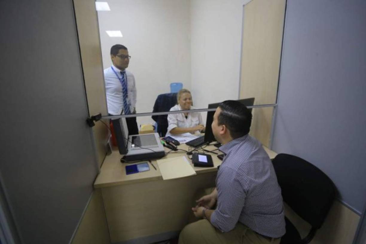 2. Presentarse a las oficinas del Instituto Nacional de Migración, donde le extenderán el recibo de pago de la Tesorería General de la República (TGR) para que sea cancelado en la sucursal bancaria de su preferencia.