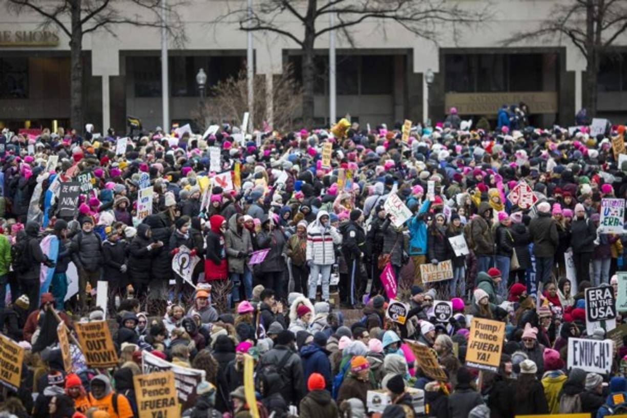 Lauren Sloniger, de 26 años, escribió 'OK Boomer', jugando con la ironía generacional en su cartel al presidente Donald Trump, de 73 años, quien dijo que 'no había hecho nada malo' en el caso que lo llevó a un procedimiento de destitución en el Congreso.<br/><br/>'Vimos lo que hiciste, te vamos a denunciar', dijo la joven, en un mensaje dirigido a Trump.