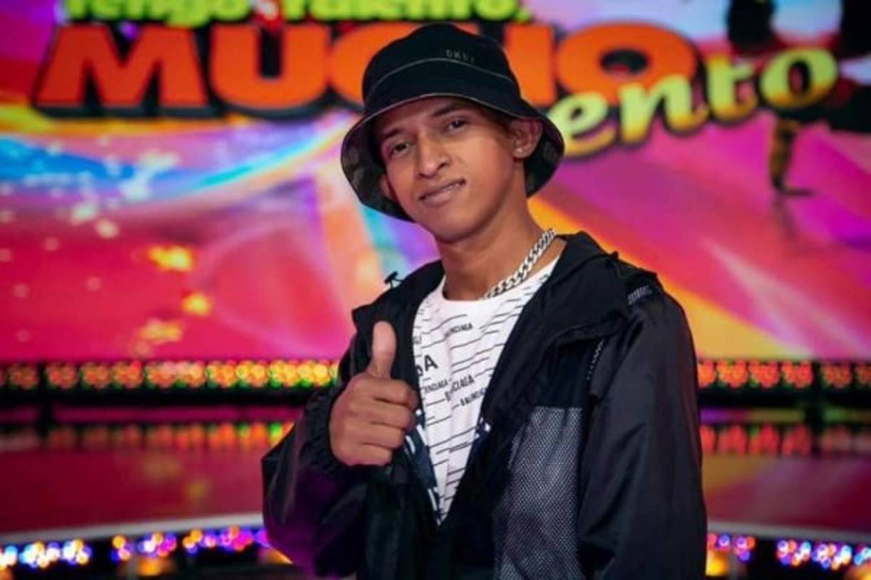 Al llegar a Estados Unidos, Omar Fuentes se instaló en Denver, Colorado y obtuvo un empleo en el área de construcción. 'Tuve que dedicarme a la construcción porque aquí en Estados Unidos casi nadie anda en motocicletas', dijo 'Rude Boy', en un video, luego de su audición en 'Tengo talento, mucho talento'.<br/>Durante más de dos meses, el jovencito ha demostrado que no solo tiene talento para el canto, pues también puede componer. El catracho ha escrito varias de sus canciones, en las que aborda temas sociales y de actualidad.