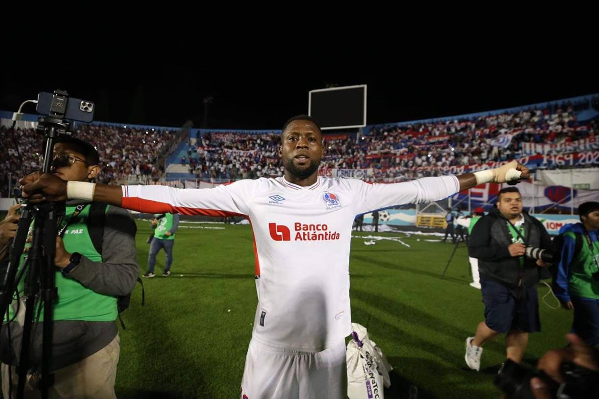 Yustin Arboleda - El héroe del olimpismo en la final, marcando el gol decisivo para ganar la Copa 37, confirmó que renovó con el equipo merengue la mañana del jueves, antes del partido, poniendo fin a los rumores que iba al Olancho FC. “En la mañana firme mi contrato de extensión por un año más”, reveló.