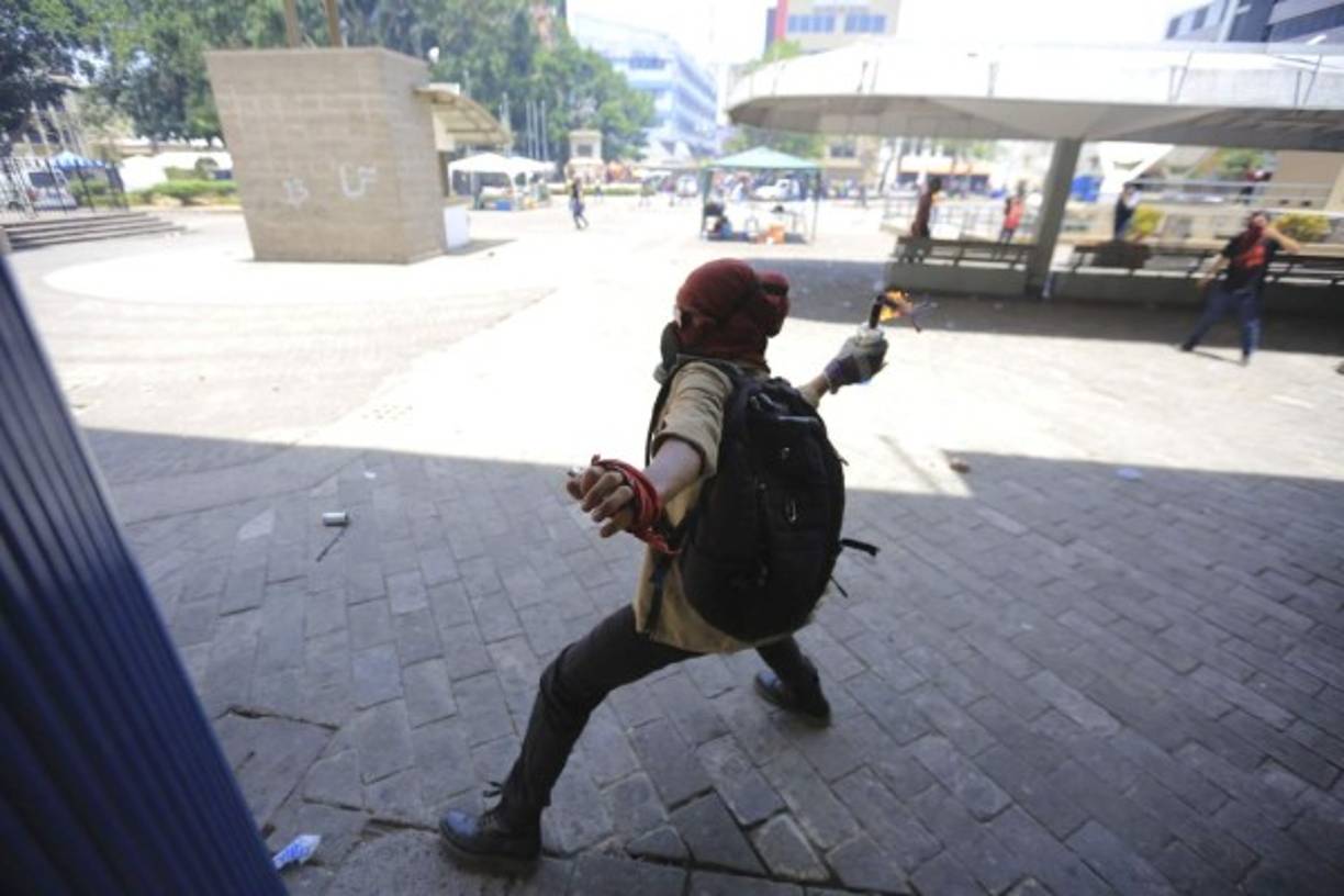 Un manifestante encapuchado participa durante una protesta en el marco de una marcha por el Día Internacional de los Trabajadores. EFE