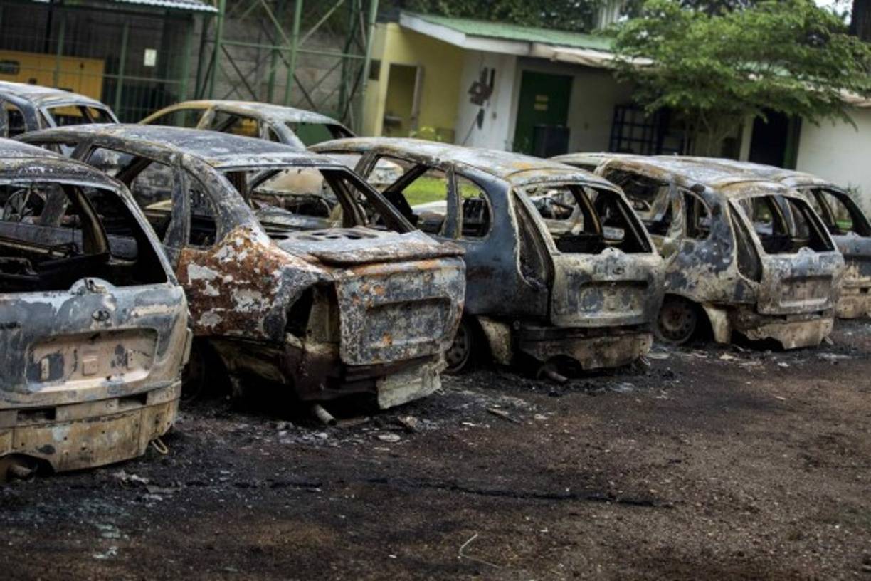 Los manifestantes han incendiado varios vehículos y autobuses durante las violentas manifestaciones.