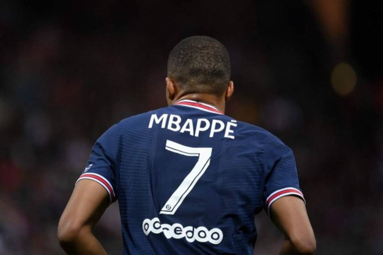 Desde su llegada en 2017, Mbappé sufrió una sonora pitada del Parque de los Príncipes en el primer partido de la temporada actual. Justo cuando sonó su nombre en la megafonía del estadio, la hinchada del PSG le abucheó intentando presionarlo para que aclare en público si quiere seguir o se marcha.