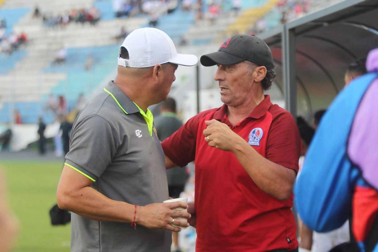 Saludo de entrenadores. Pedro Troglio y Reynaldo Tilguath tiene buen rollo.