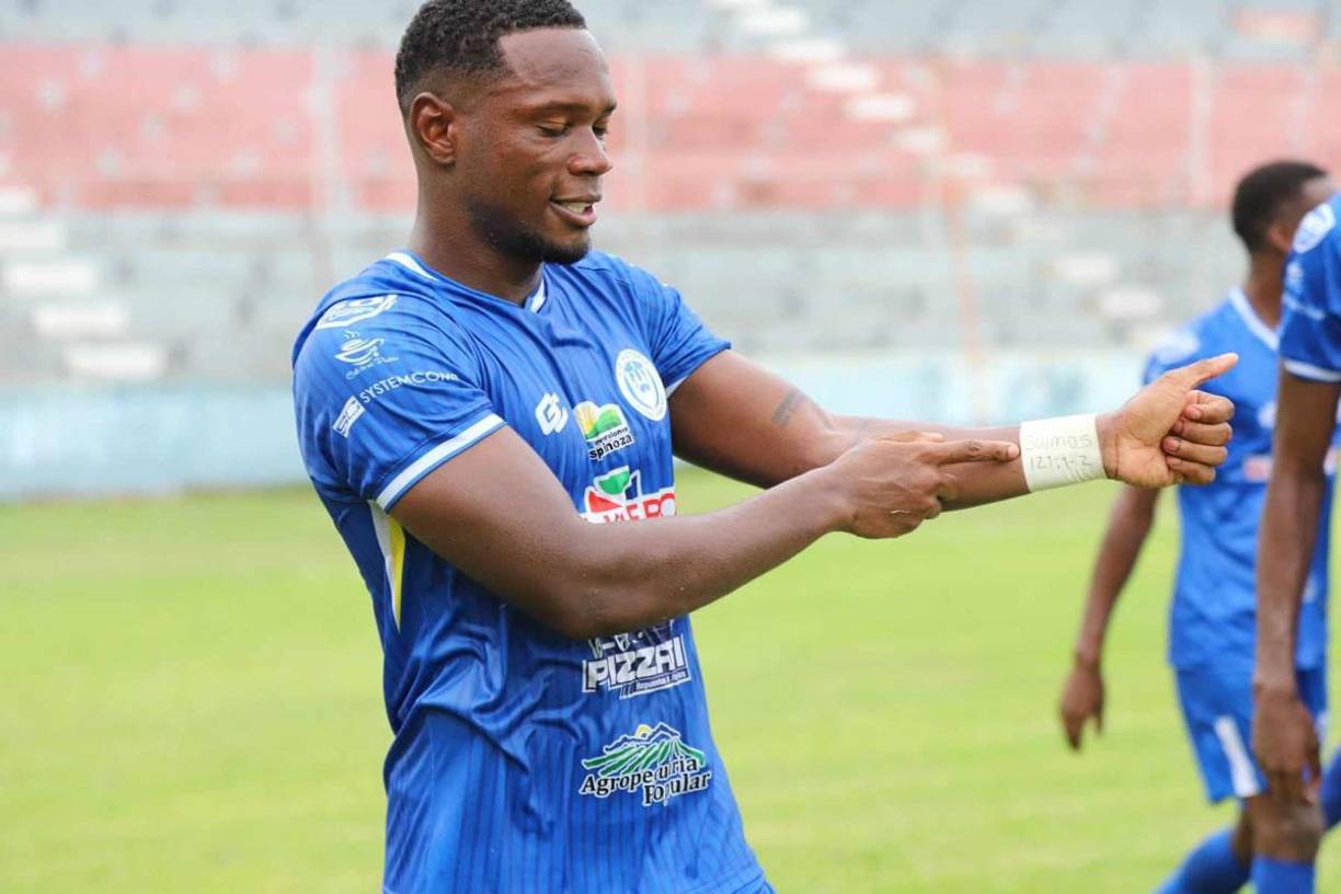 El mensaje de Kevin Güity en su mano izquierda es el salmo 121:1 y 2 que dice: “Alzaré mis ojos a los montes.¿De dónde vendrá mi socorro? Mi socorro viene de Jehová,que hizo los cielos y la tierra”. 