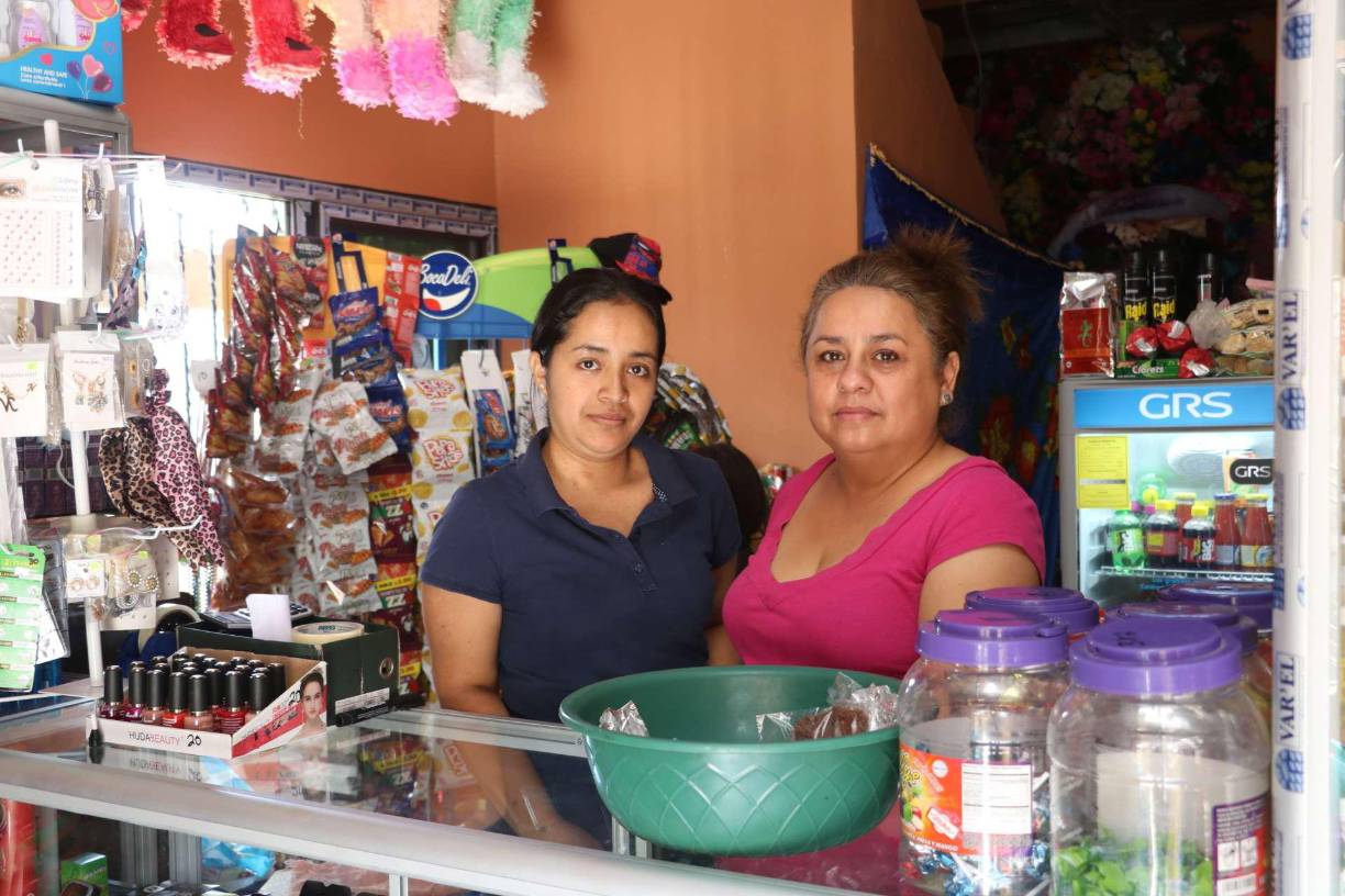 Carmen Umaña es sobrina de uno de los fallecidos y Mayra Flores (derecha) era la duela de la cohetería. 