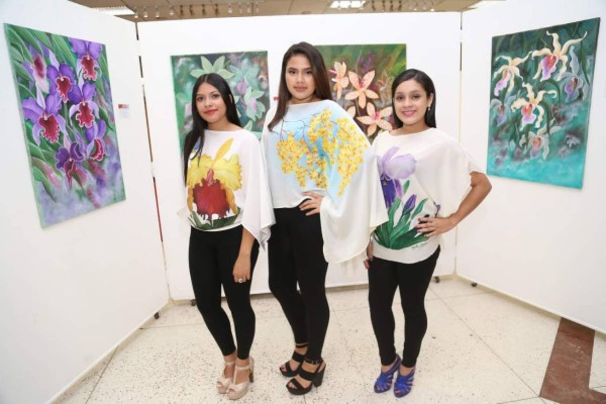 La pintora además ha creado una línea de blusas pintadas con hermosas flores a gran escala, teniendo como base el color blanco y la fluidez de la textura. <br/>