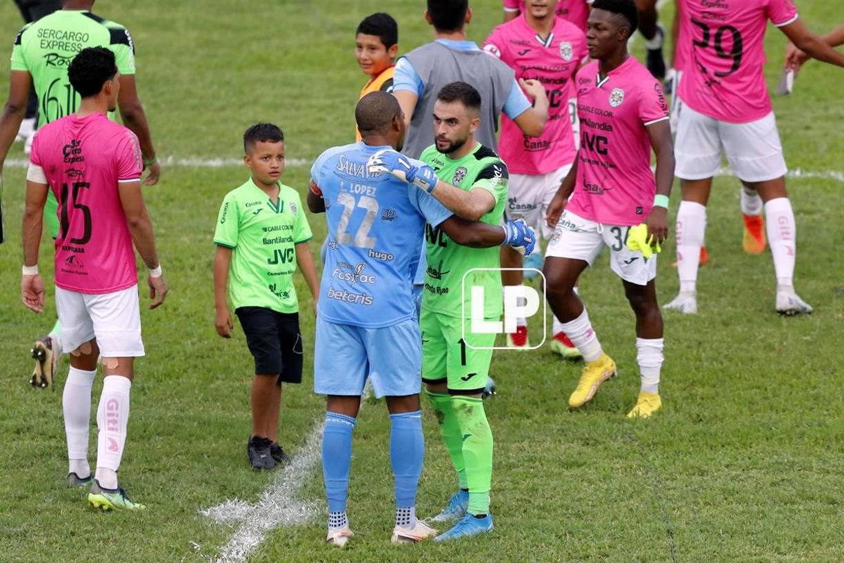 Saludo de porteros. Luis ‘Buba‘ López se abrazó con el uruguayo Rafael García al final del derbi sampedrano.
