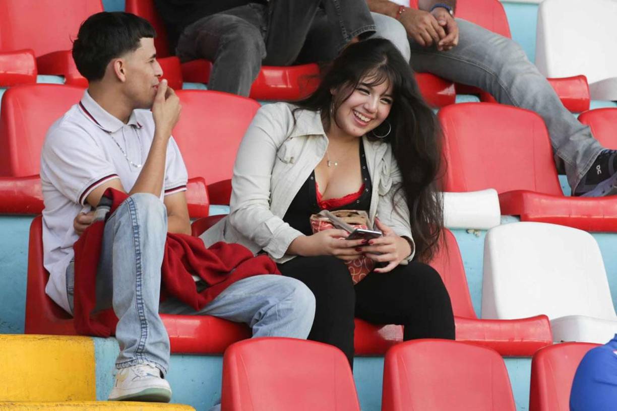 Esta hermosa chica robó miradas en el sector de silla del estadio Nacional Chelato Uclés.