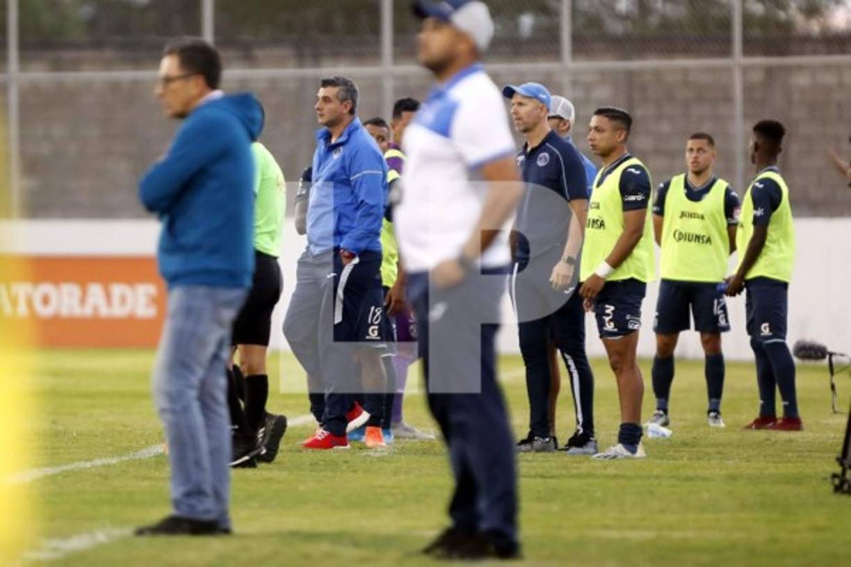 Todo el banquillo de Motagua y Diego Vázquez, muy pendientes de lo que pasaba en el campo.