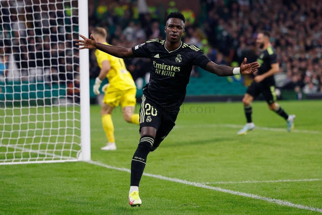 Vinicius celebrando su primer gol de la Champions League 2022-2023.