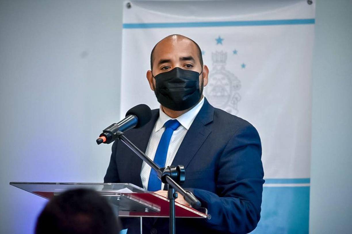 Es uno de los funcionarios más cuestionados dentro del actual Gobierno, debido a la crisis desatada en la referida Secretaría por plazas docentes. 