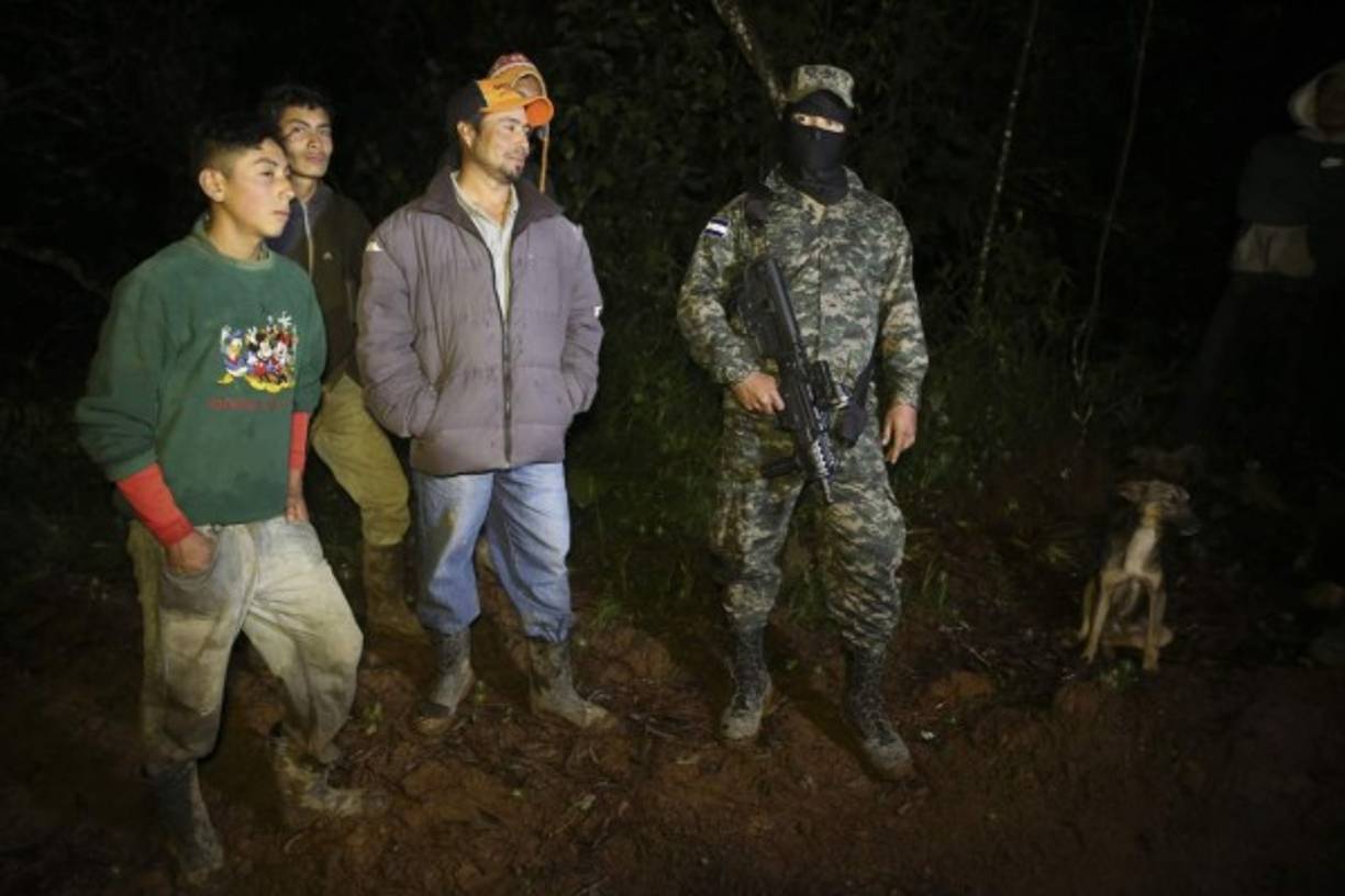 La lejanía y las condiciones metereológicas adversas en la montaña donde cayó la aeronave han dificultado la agilización del proceso de rescate de los cuerpos.