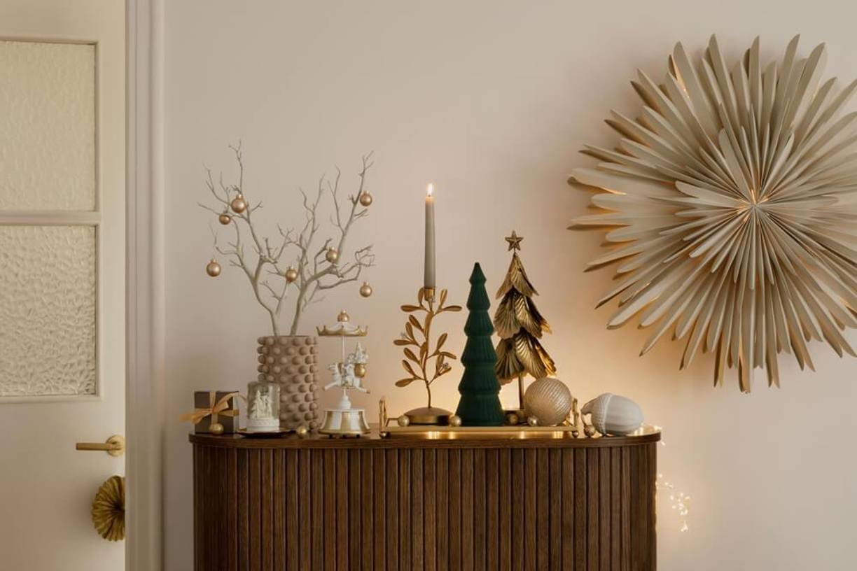 Otra opción que está ganando popularidad son los adornos con formas de animales, fabricados de lana u otros materiales. Estos adornos tienen un aire encantador y tierno, y son especialmente atractivos para los niños, que no se cansarán de pedirlos. Esta tendencia minimalista en decoración navideña permite aprovechar al máximo los espacios y ahorrar dinero en nuevos adornos.