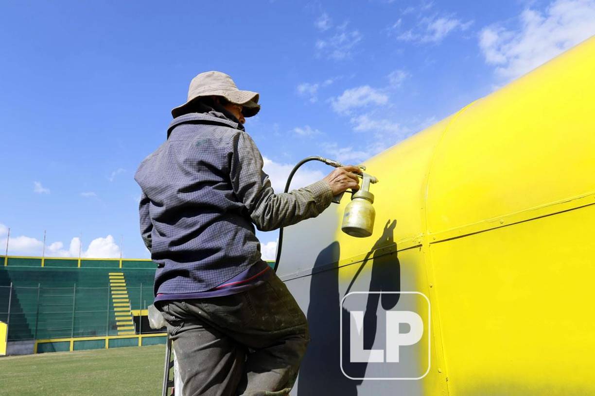 Empleados del estadio han trabajado a todo vapor para finalizar los detalles estéticos al recinto.
