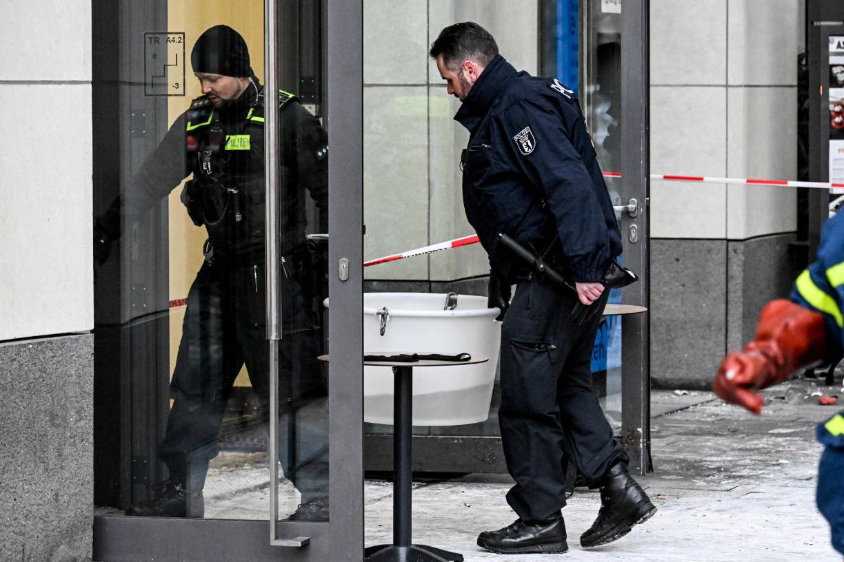 Casi todos los peces murieron, a excepción de algunas decenas que, al aterrizar “en lugares donde el agua se había acumulado”, pudieron ser salvados, indicó un portavoz de los bomberos a los medios locales.