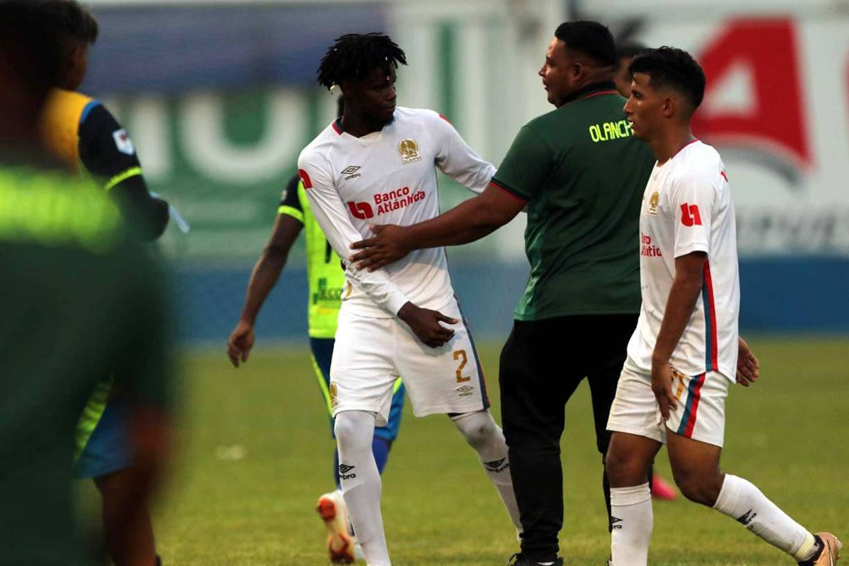 Los jugadores del Olimpia salieron tristes por el empate que cedieron sobre el final del partido.