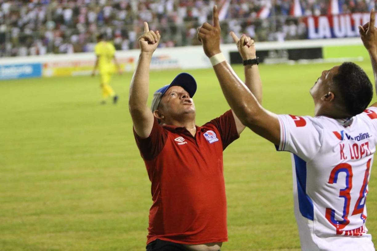 Kevin López celebró su gol con el utilero del Olimpia, Marvin ‘El Chelito‘ Martínez.