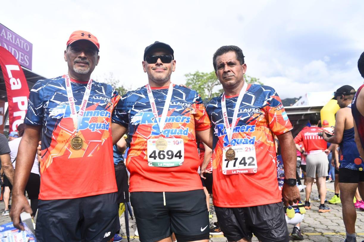 Tres miembros de Runners Squad tras llegar a la meta y cerrar con éxito el evento de atletismo más importante de Honduras.