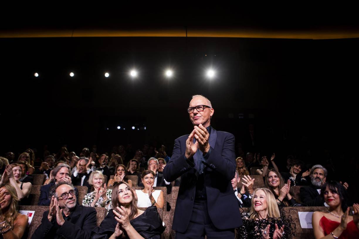 Luego llegó el protagonista, Michael Keaton, que casi cuatro décadas después vuelve a hacer de ‘Beetlejuice’, aquel disparatado fantasma que aparecía después de pronunciar tres veces su nombre. 