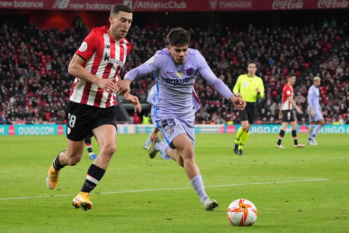 Óscar De Marcos y Ez Abde en plena lucha por la pelota en un lance del partido.