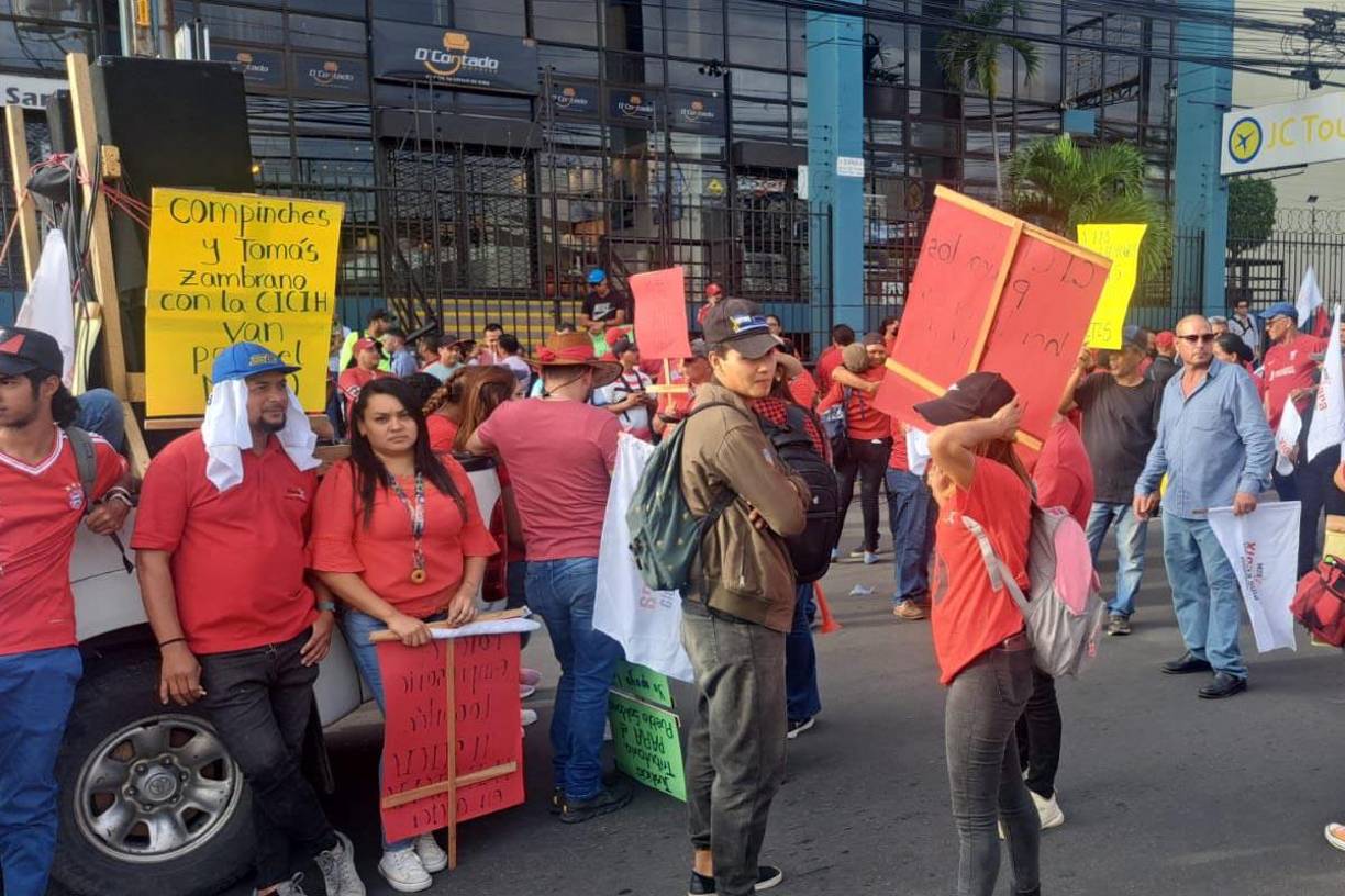 A la manifestación, convocada por el coordinador general de Libre y ex gobernante Manuel Zelaya, se sumaron empleados de instituciones públicas.