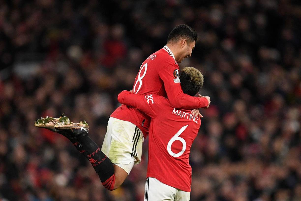 Casemiro y Lisandro Martínez celebrando al final del partido la clasificación a octavos de final de la Europa League.