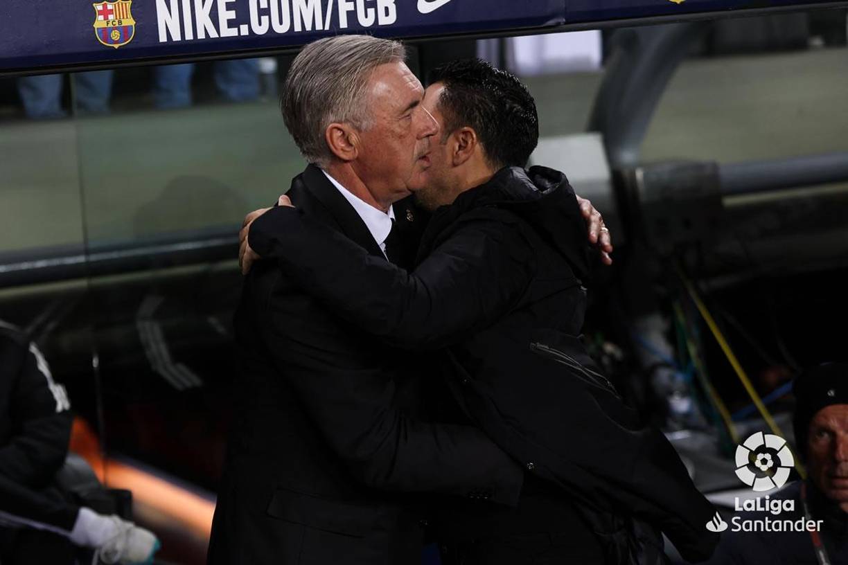 El saludo entre Xavi Hernández y Carlo Ancelotti previo al inicio del Clásico.