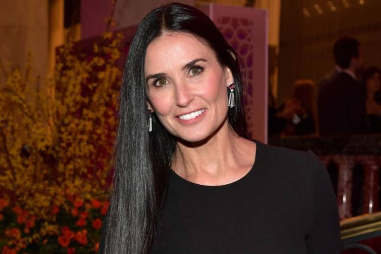 Demi Moore<br/><br/>En el lanzamiento de su autobiografía, “Inside Out”, la actriz reveló que su madre, una mujer adicta, la llegó a prostituír.<br/><br/>La ex esposa de Ashton Kutcher confesó a Diane Sawyer que a los 15 años fue violada por un amigo de su madre, quien después le diría que le había pagado $500 dólares a su progenitora para estar con ella.<br/><br/>Según la estrella de “Ghost” su madre, Virginia King, era una alcohólica que la llevaba a bares cuando era una adolescente para que los hombres la vieran. <br/>