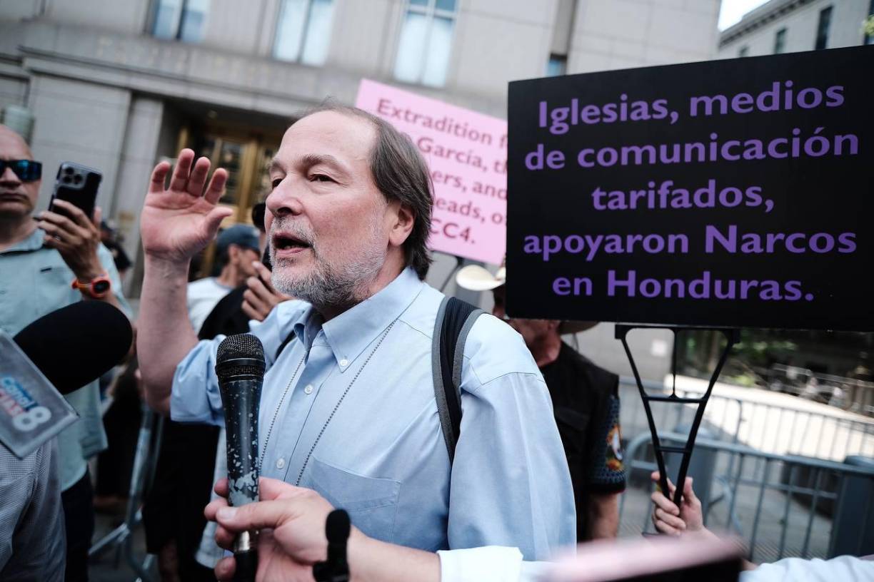 <b>Sorprendidos por la Sentencia</b>: El periodista Matther Russel Lee manifiesta su sorpresa, esperando una condena más severa para el expresidente. 