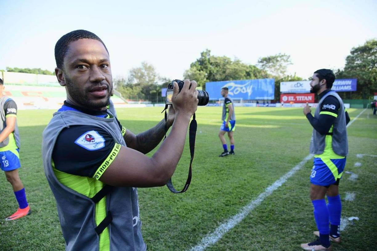 El jugador del Olancho FC, René Sambulá, le toma una foto a su compañero Nelson Muñoz en el estadio Yankel Rosenthal.