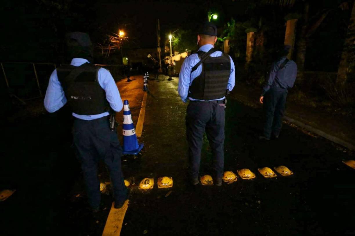 La acción de las autoridades, que no han confirmado si han ingresado a la vivienda del mandatario, se produjo en la colonia San Ignacio, a donde llegaron las fuerzas de seguridad con fusiles de asalto.