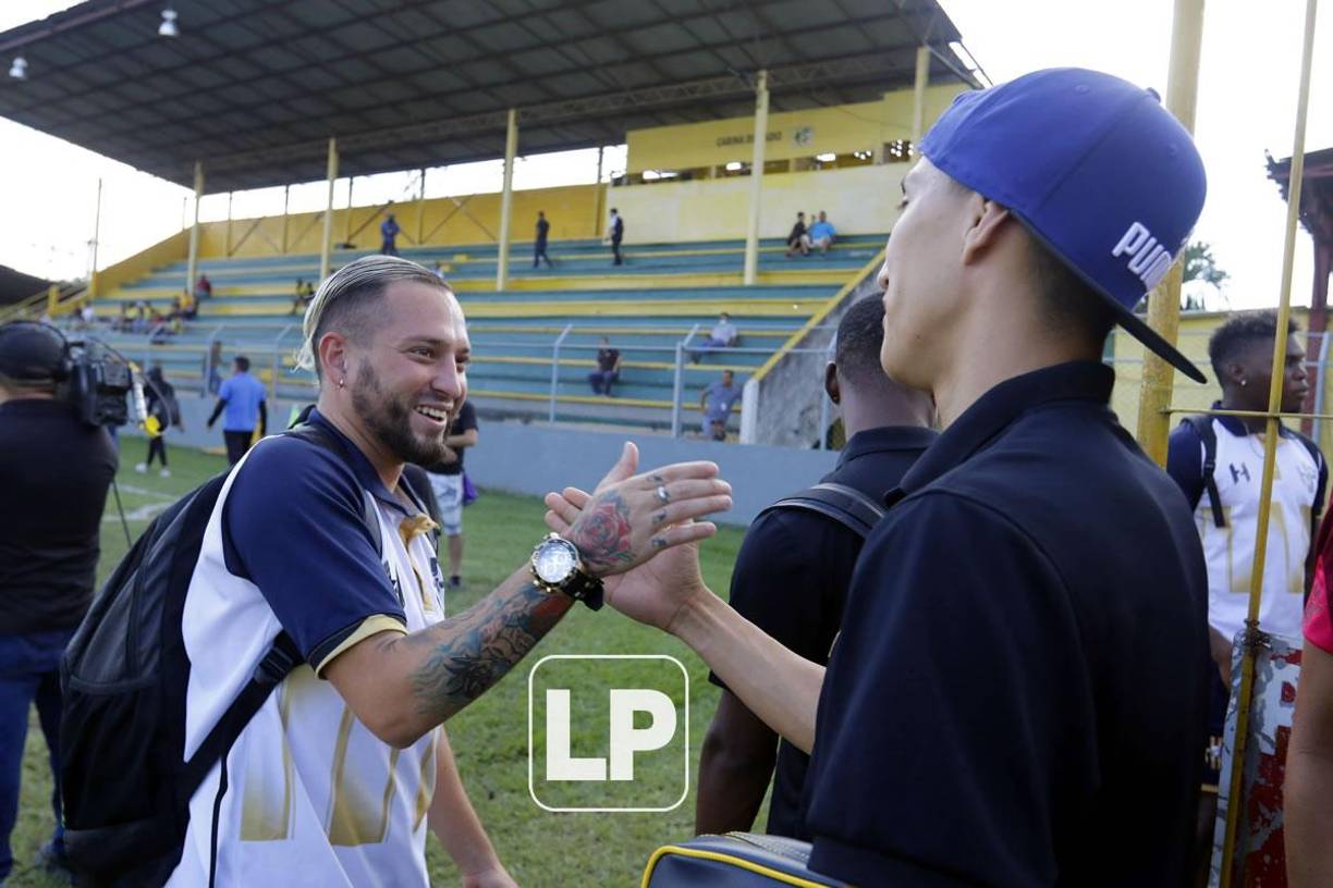 Ilce Barahona, exjugador del Real España, saludando a los futbolistas aurinegros antes del partido.