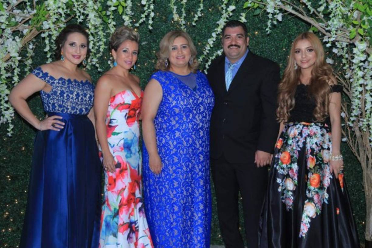 Cinthia y Pamela Osorio con Patricia Rivera, Danilo Portillo y Linda Rodríguez.