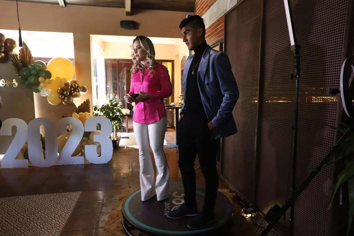 Momento en que Robert Pineda dirigió la oración 