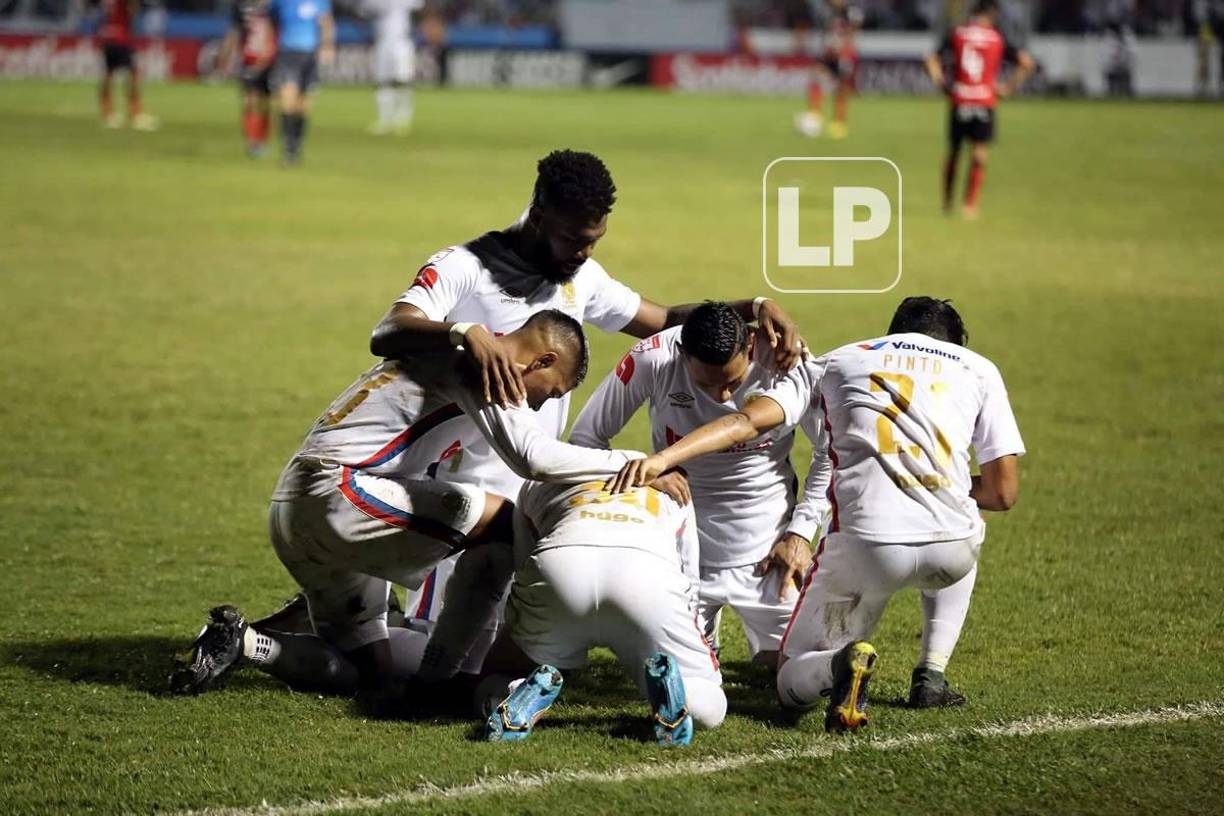 Michaell Chirinos celebrando su golazo con sus compañeros del Olimpia.