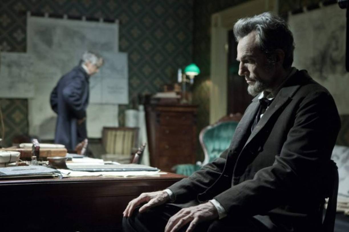 Daniel Day-Lewis le dijo 'no' varias veces al director Steven Spielberg, cuando éste le ofreció interpretar a Abraham Lincoln. Pero cuando finalmente aceptó, el actor se metió en la piel del que fuera presidente de Estados Unidos: tanto, que por meses habló con el tono de voz de su personaje y hasta envió mensajes de texto a sus compañeros de elenco con lenguaje propio del siglo XIX.<br/><br/>Su paso por la cinta 'Lincoln' (2012) fue para Day-Lewis una manera de reivindicar la historia.