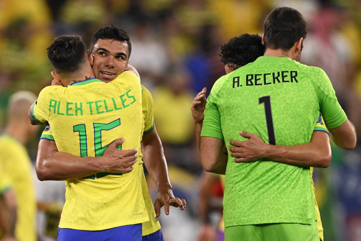 Alex Telles se enfundó en un abrazo con Casemiro y Alisson Becker junto a Marquinhos al final del encuentro.