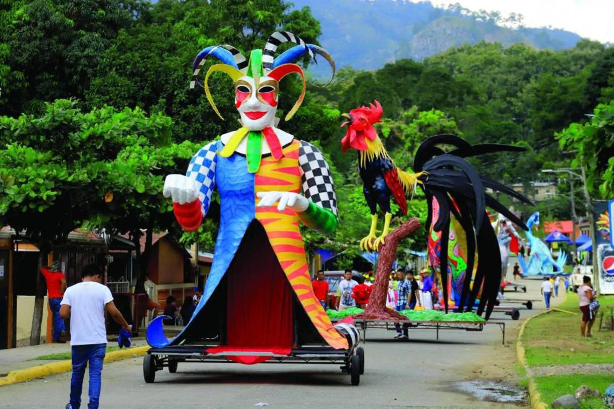 Miles disfrutan con las chimeneas gigantes de Trinidad