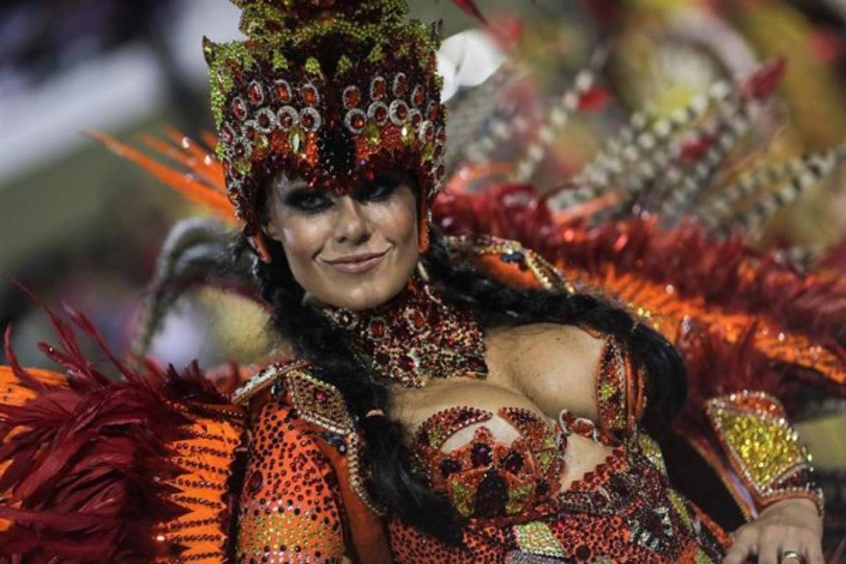 La creatividad y la originalidad que se vio en los disfraces destacaron en cada una de las secciones que conformaron el desfile, sobresaliendo la dedicada a Oxum, la diosa del amor, y la que rindió homenaje a Francia, un ala cuyo vestuario fue elaborado en colaboración con el diseñador Jean Paul Gauthier.