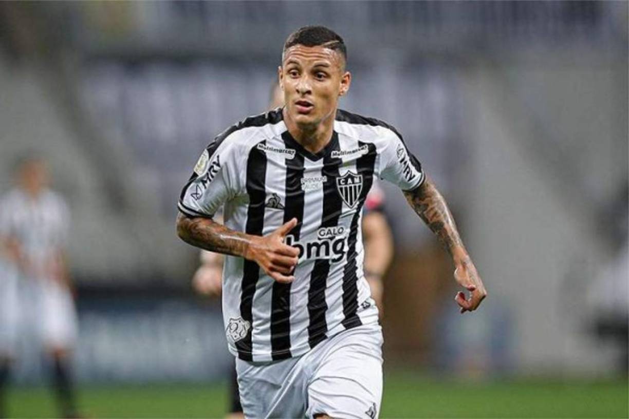 El club brasileño Atlético Mineiro se ha decidido a ejecutar la cláusula de compra por Guilherme Arana que tenía pactada con el Sevilla, toda vez que ha quedado satisfecho con el rendimiento del lateral izquierdo paulista durante la cesión de año y medio de la que ha dispuesto procedente de la entidad hispalense. <br/><br/>Foto - El Desmarque