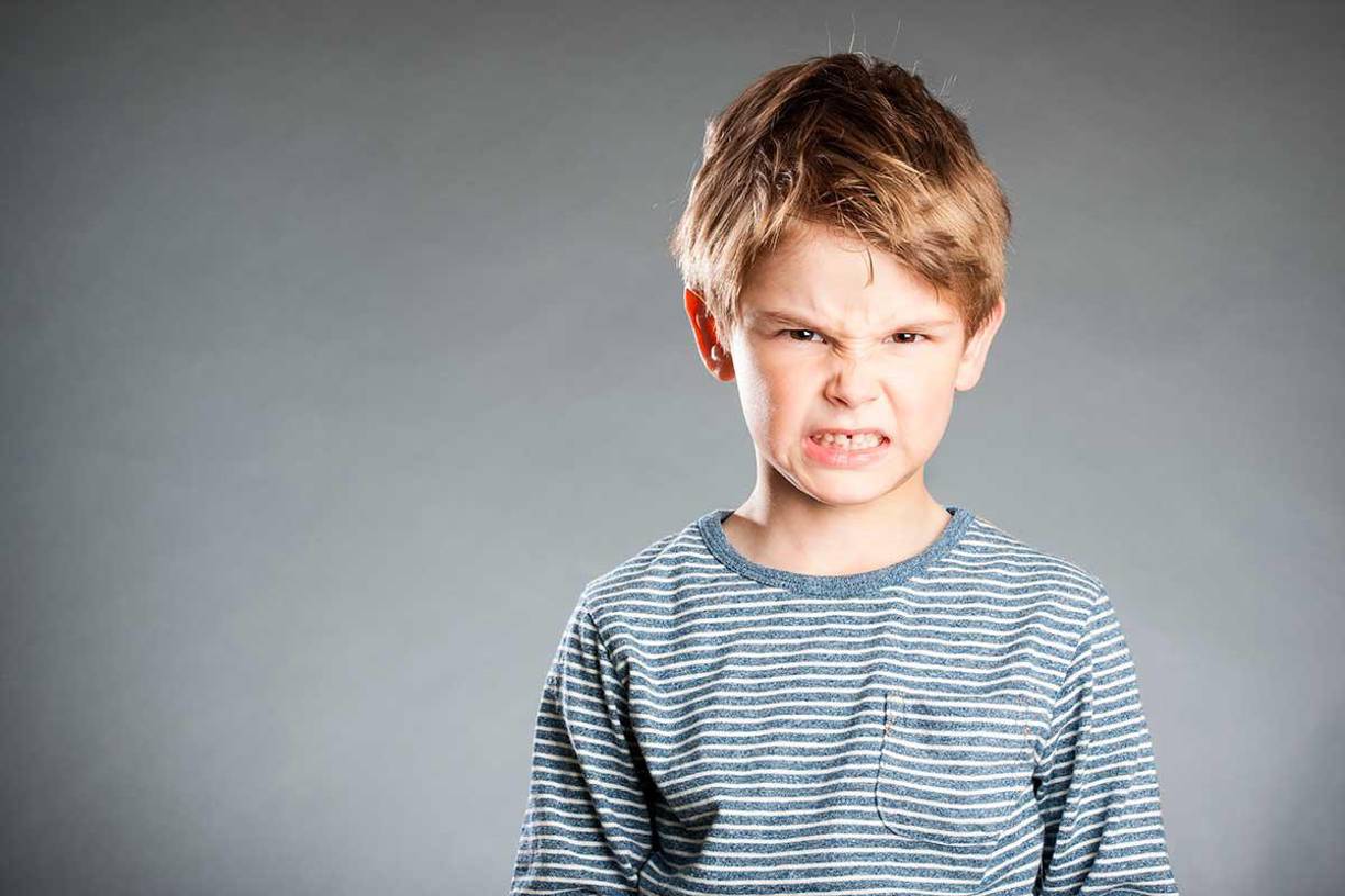 CAUSAS MÚLTIPLES: Las causas pueden incluir factores genéticos, neurológicos, ambientales y familiares. La influencia del entorno familiar y las experiencias tempranas son significativas.