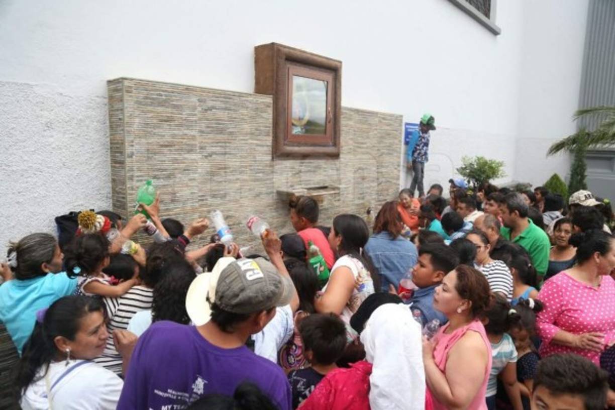 'La Morenita', como le llaman cariñosamente, 'no sabe de razas, color de la piel o pertenencia política y aquí está la clave para que superemos en nuestros países los conflictos que nos enfrentan', subrayó el religioso salvadoreño.<br/>