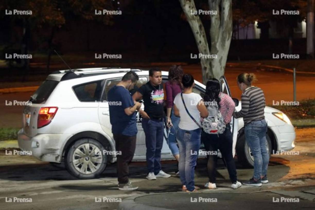 Con mucho sacrificio hay algunos que pagan en grupo el servicio de un taxi para llegar más seguros.
