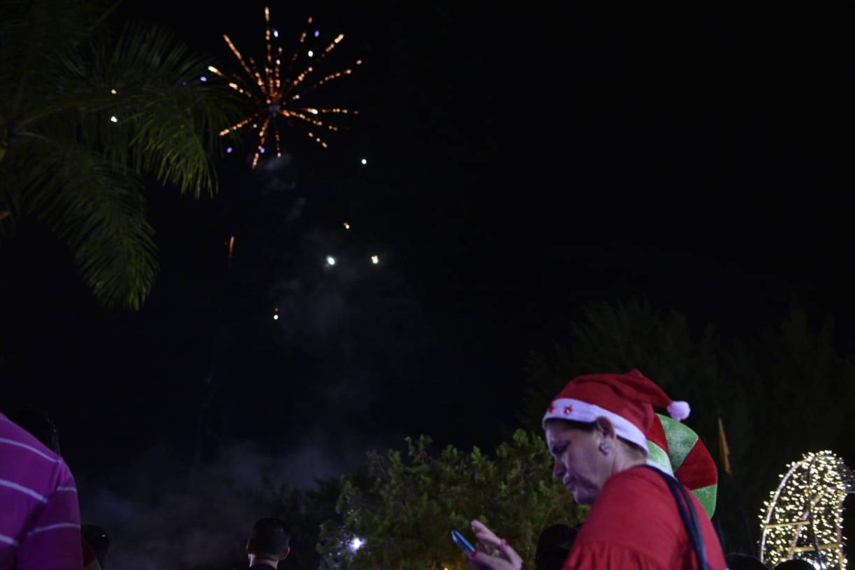 Además, el talento de las bailarinas de CC Danza y la Academia Bailamos. El cantante sampedrano Rodolfo Bueso también se ganó los aplausos.