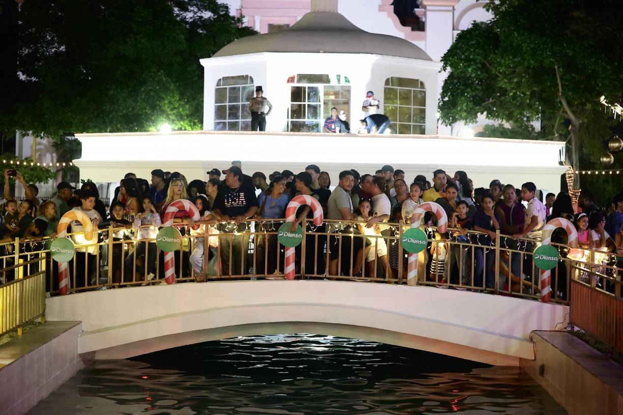 “Este año, las fiestas navideñas en San Pedro Sula dejarán una derrama económica de 2 mil millones de lempiras, beneficiando a miles de emprendedores” sostuvo el alcalde.