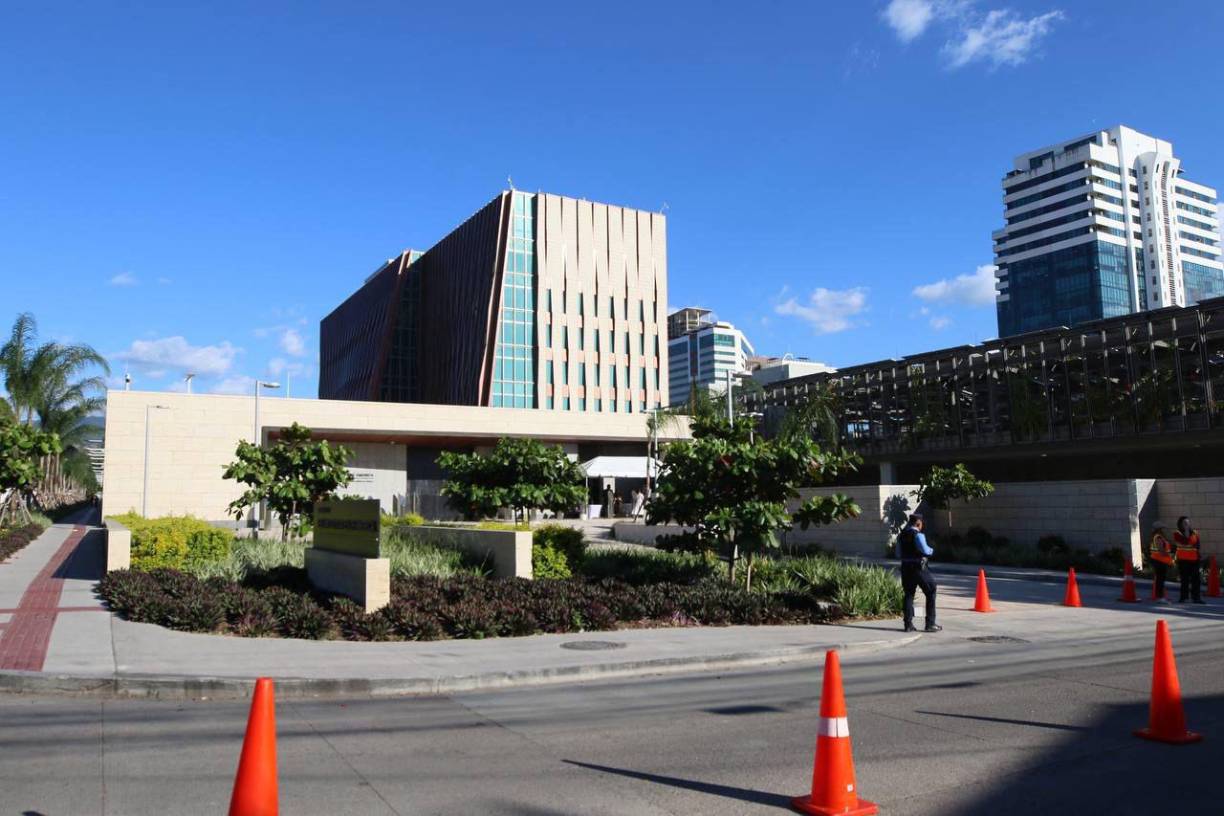 Además, dijo que el diseño fusiona elementos de las culturas estadounidense y hondureña, como las montañas de Tegucigalpa, detalles como los patrones de pino y terracota lenca que celebran las ricas tradiciones hondureñas.