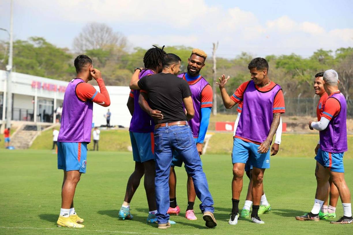 El exportero hondureño Noel Valladares estuvo de visita en la sede del Olimpia y saludó a los jugadores.